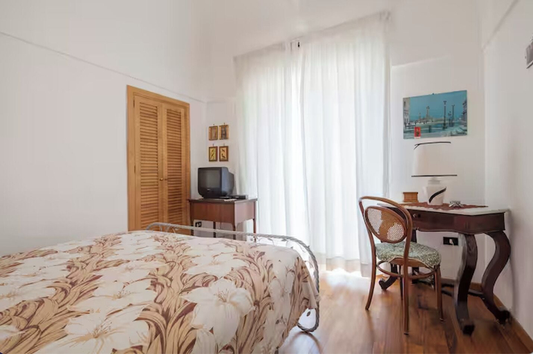 Room 2, Chiesa Nuova Apt, Salerno