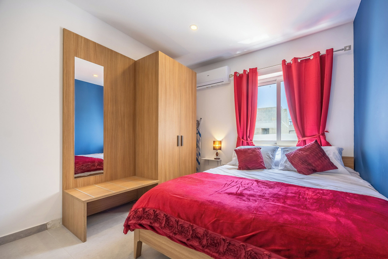 Room 5, Chic Modern Stay with Private Terrace