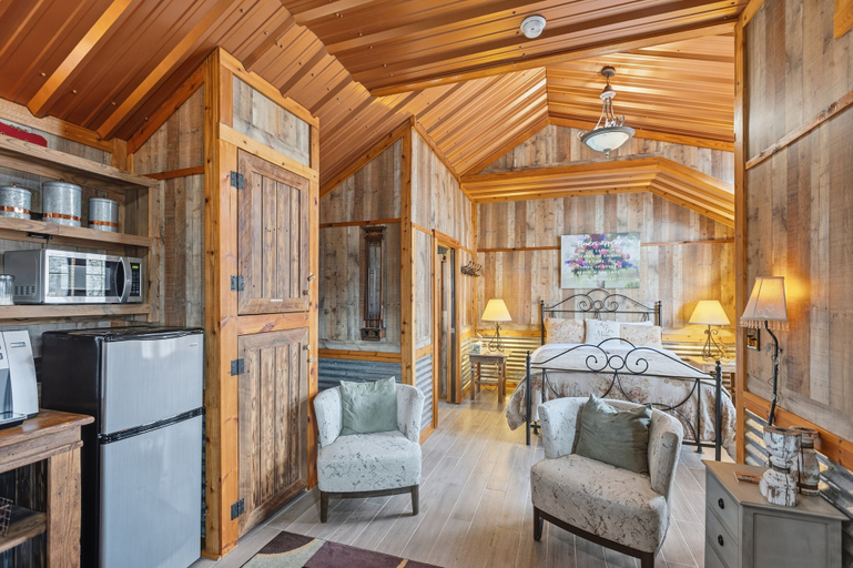 Room 5, Dancer - Reindeer Ranch At Round Top Cabin, Fayette