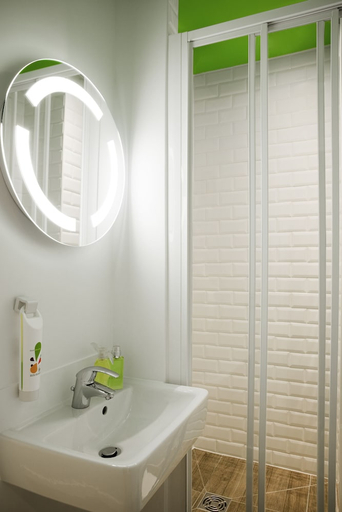Bathroom 5, ibis Styles Paris Buttes Chaumont, Paris
