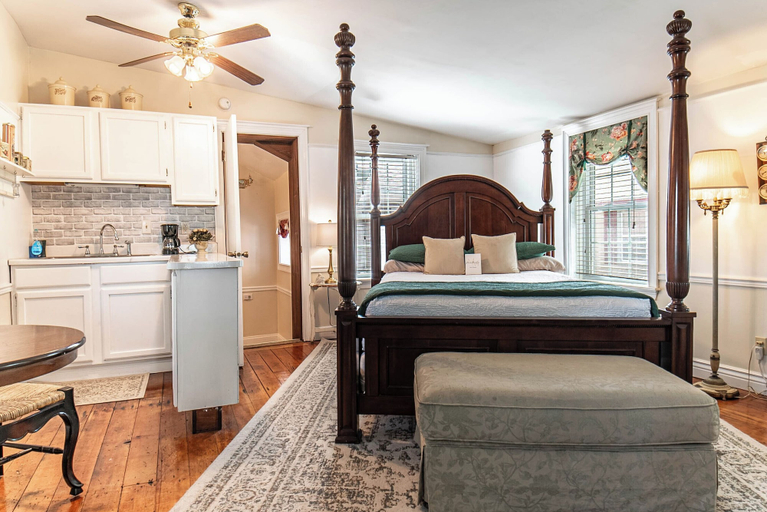 Room 5, Miss Murphy's Bed and Breakfast, Jo Daviess