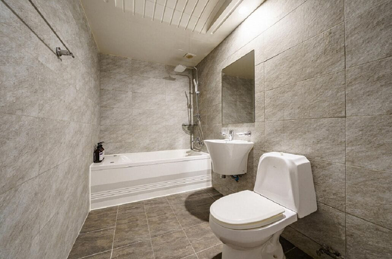 Bathroom 2, Hotel remi, Gandong