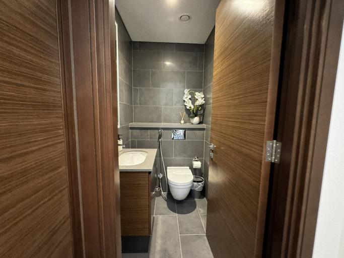 Bathroom 3, Luxury 1BR Apartment with Pool Access, Dubai