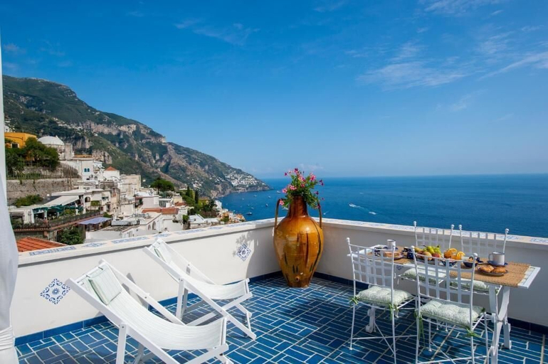 Outdoor dining, Terrazza Zaffiro, Salerno