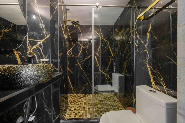 Bathroom 3, 3 BR apartment 1 block from lleras park, Medellín