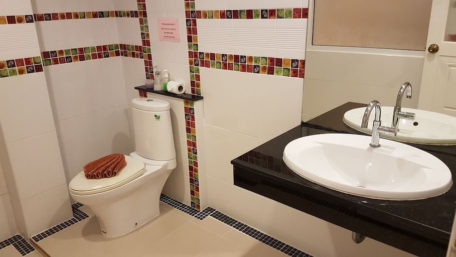 Bathroom 3, Green Harbor Hotel And Service Apartment, Phuket Island