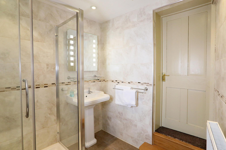 Bathroom 3, Yoxford House, central Norwich, Norfolk