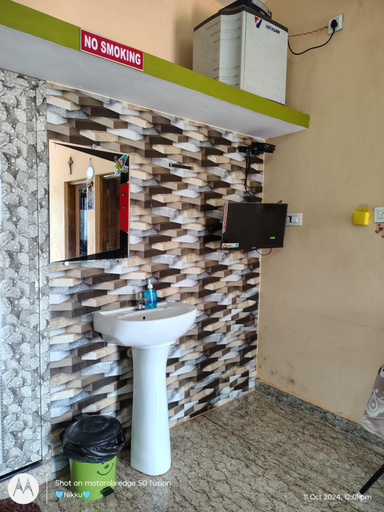 Bathroom 5, D'Souza Rooms, Uttara Kannada