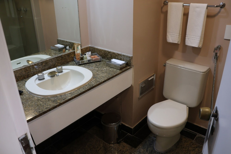 Bathroom 2, Hotel Princesa Louca, Belém