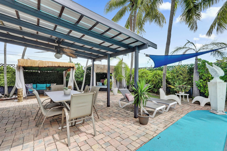 Outdoor dining 4, Rainbow Falls 4 Stay for 2, Broward