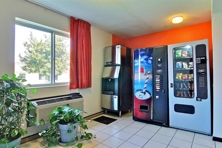 Food & Drinks, Motel6 Gilman, IL, Iroquois