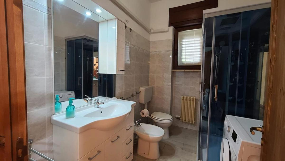 Shower 4, Casa Zara Appartamenti con patio e BBQ, a pochi minuti dal mare, Lecce
