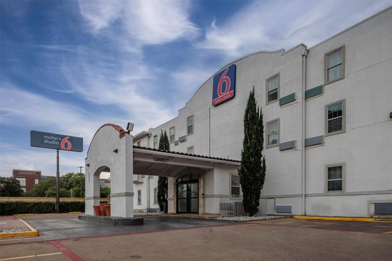 Exterior & Views 2, Studio 6 Suites - Dallas, TX - Downtown, Dallas
