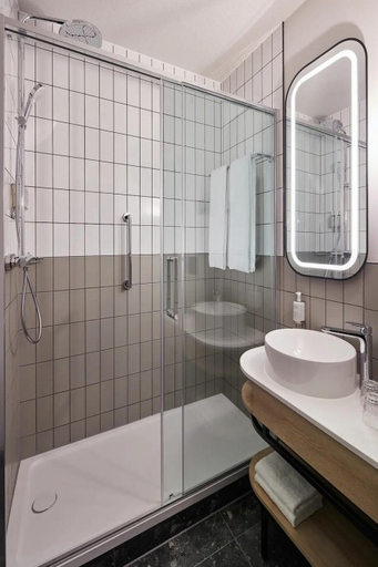Bathroom 3, Leonardo Hotel Dublin Parnell Street, Dublin