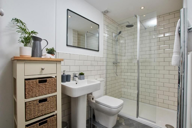 Bathroom 4, Delven House, Leicestershire