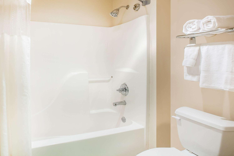 Bathroom 4, Baymont by Wyndham Hot Springs, Garland