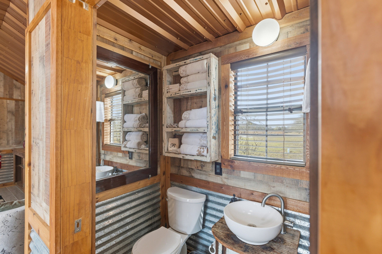 Bathroom, Dancer - Reindeer Ranch At Round Top Cabin, Fayette