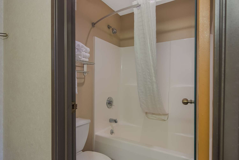 Bathroom 2, SureStay by Best Western Grove City, Mercer