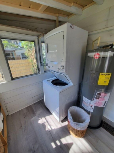 Bathroom 3, Downtown Getaway - Pet Friendly 3 Bedroom Home, Saint Johns