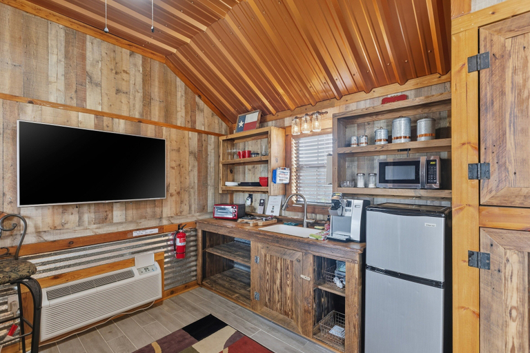Private kitchen 4, Dancer - Reindeer Ranch At Round Top Cabin, Fayette