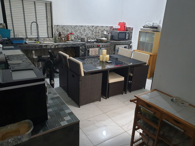 Private kitchen, Cambridge Heights Guest House