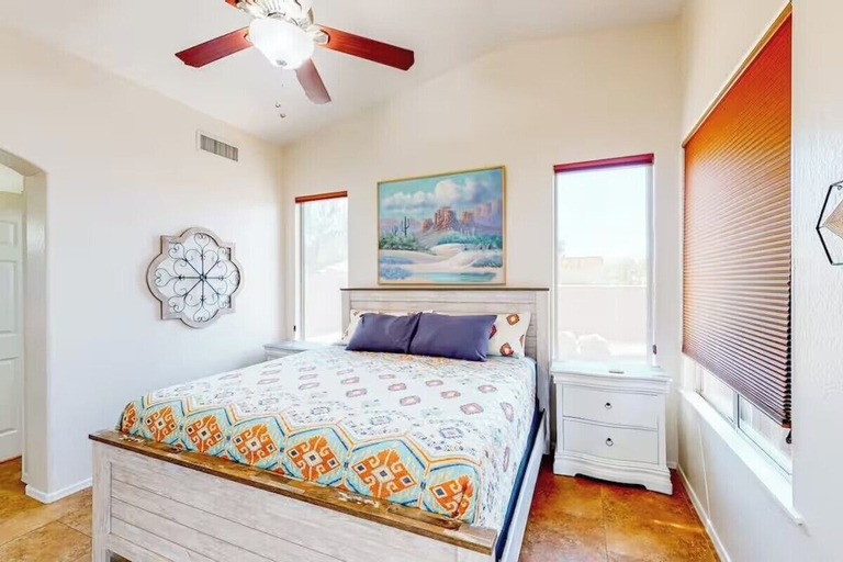 Room 1, Desert Oasis - Heated Pool Retreat, Maricopa