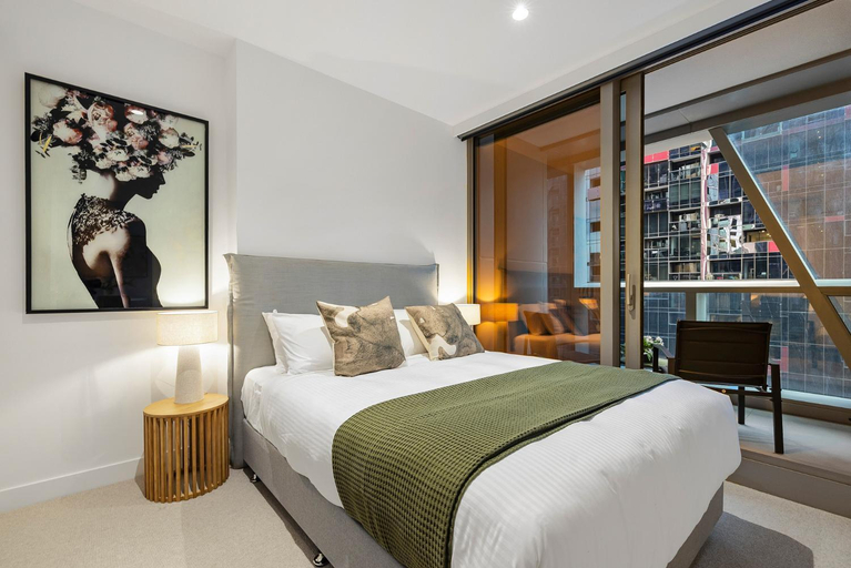 3, Chic 2-Bed Melbourne CBD Apartment with Pool Sauna, Melbourne