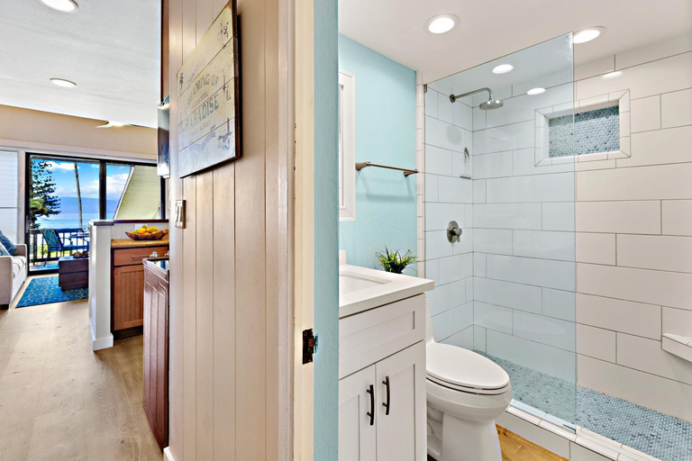 Bathroom 3, Mahina Surf, Maui
