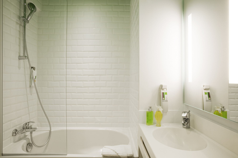Bathroom 5, ibis Styles Paris Buttes Chaumont, Paris