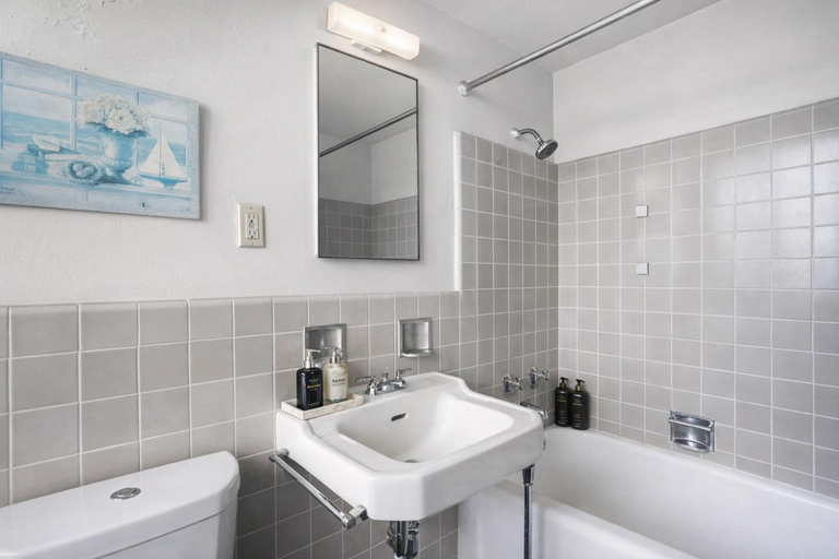 Bathroom 2, Spacious 2 Bedroom 2 Bathroom Unit Great Location, Los Angeles