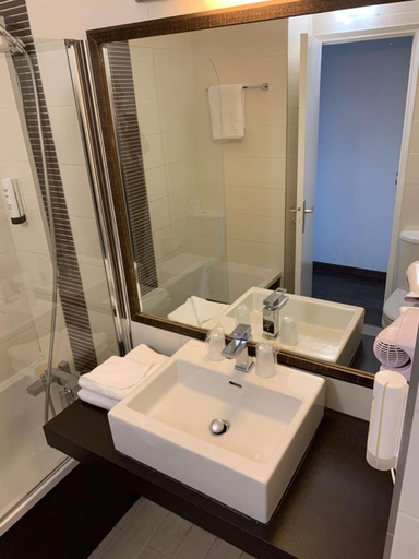 Bathroom 4, Hotel Des Etats-Unis, Haute-Garonne
