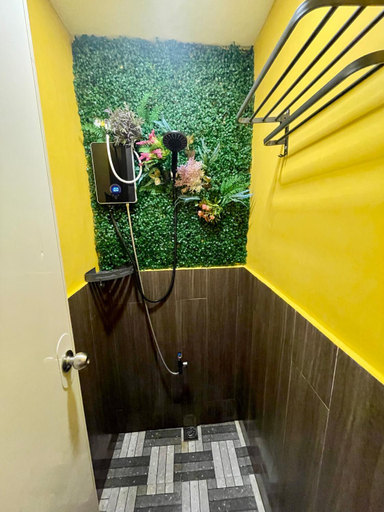 Bathroom 3, Balai Evelyn, Coron