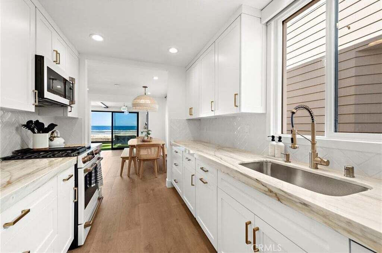 Private kitchen 4, Beachfront Sunset, San Diego