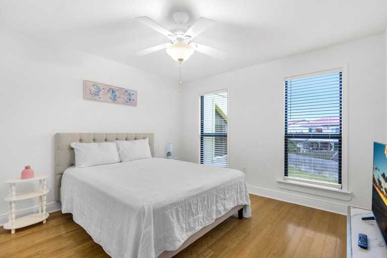 Room 5, Buena Vida 23, Escambia