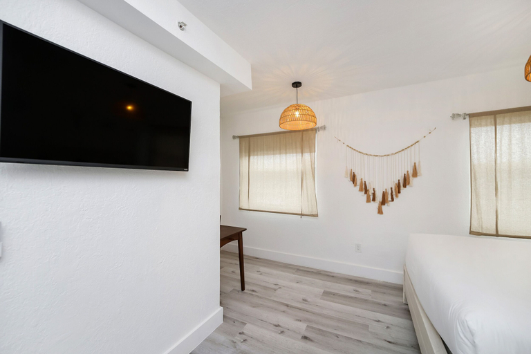 Room 2, Alton Road, Miami-Dade