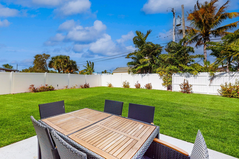 Outdoor dining, Paradise Dream Vacations #2, Brevard