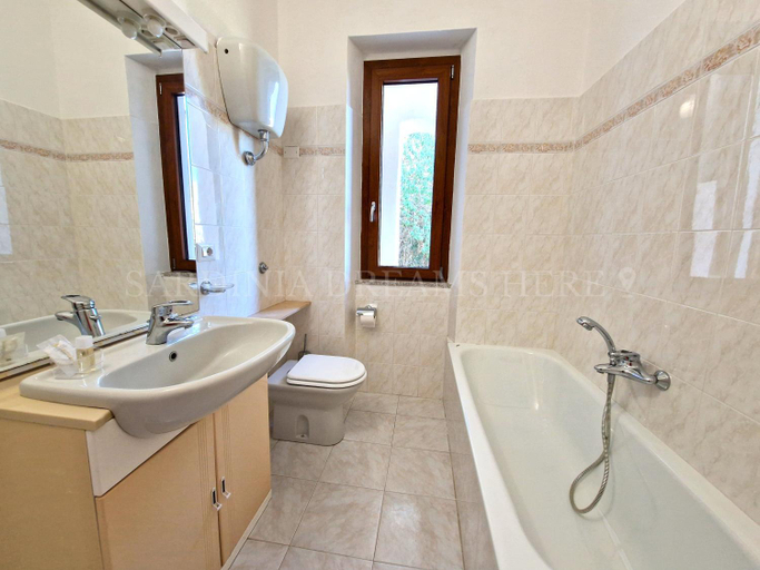 Bathroom 2, Residenza Palm Tree 800 m from Rena Bianca beach with private parking, Olbia-Tempio