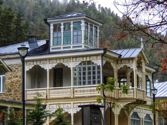 Exterior & Views