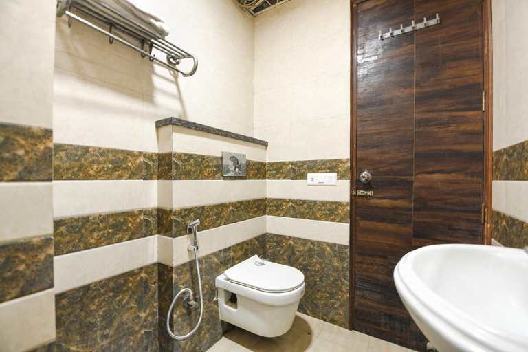 Bathroom 2, Fabhotel Royal Residency Sector 11, Faridabad