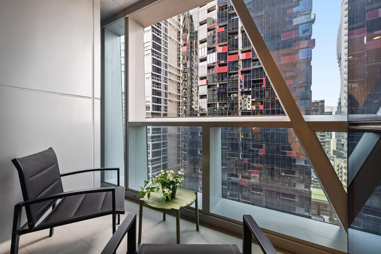 5, Chic 2-Bed Melbourne CBD Apartment with Pool  Sauna, Melbourne