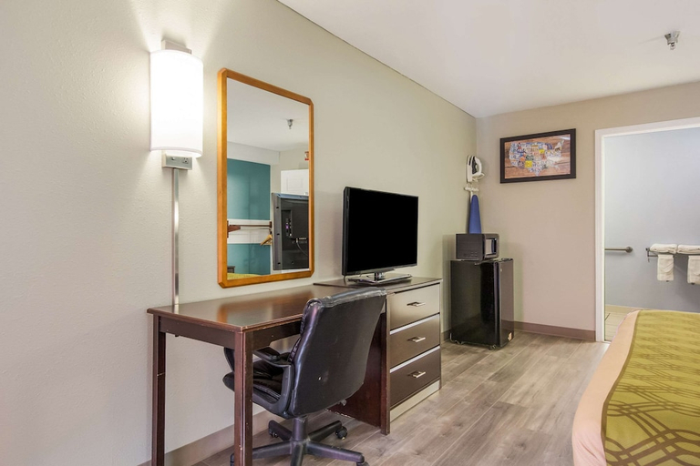 Bedroom 4, Econo Lodge Inn & Suites I-65, Bullitt