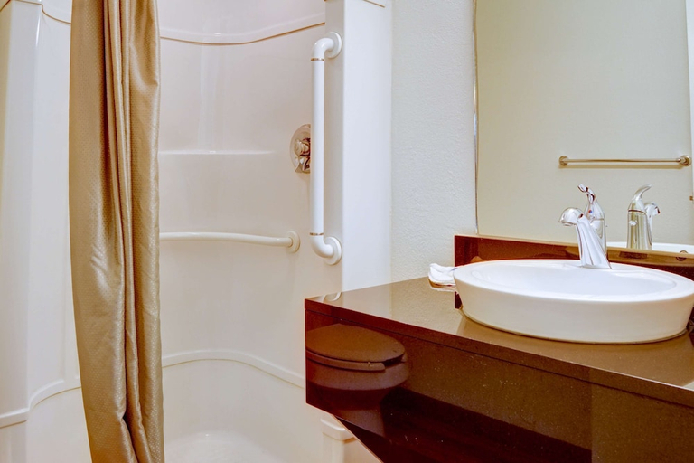 Bathroom 4, Motel 6 Springfield, OR - Eugene North, Lane