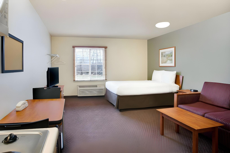 Bedroom 3, Woodspring Suites Cincinnati Fairfield, Butler