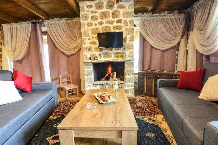 5, Katoikies Aiolos, Peloponnese