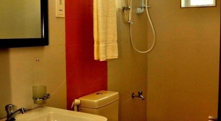 Bathroom 3, Sai Sea City Hotel, Thimbirigasyaya