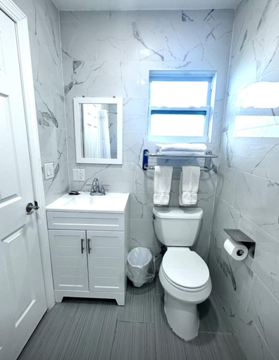 Bathroom 4, Lemon Bay Motel, Charlotte