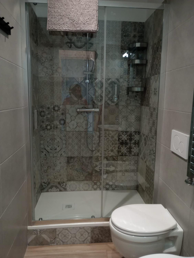 Bathroom 2, Dimora del Papa apartments, Rome