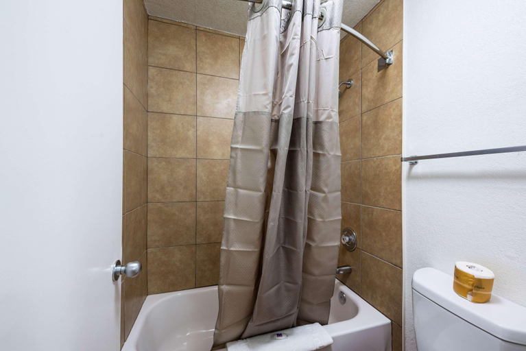 Bathroom, Studio 6 Irving, TX - Irving DFW Airport East, Irving