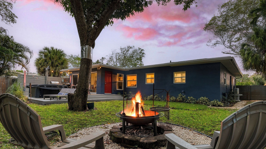 Exterior & Views 2, Hot Tub, Firepit, Deck | 10mins to Beach | Middle Terrace Cottage by AvantStay, Broward