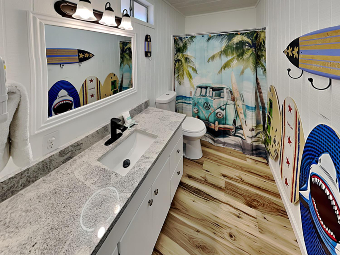 Bathroom 3, The Kids Inheritance, Nueces
